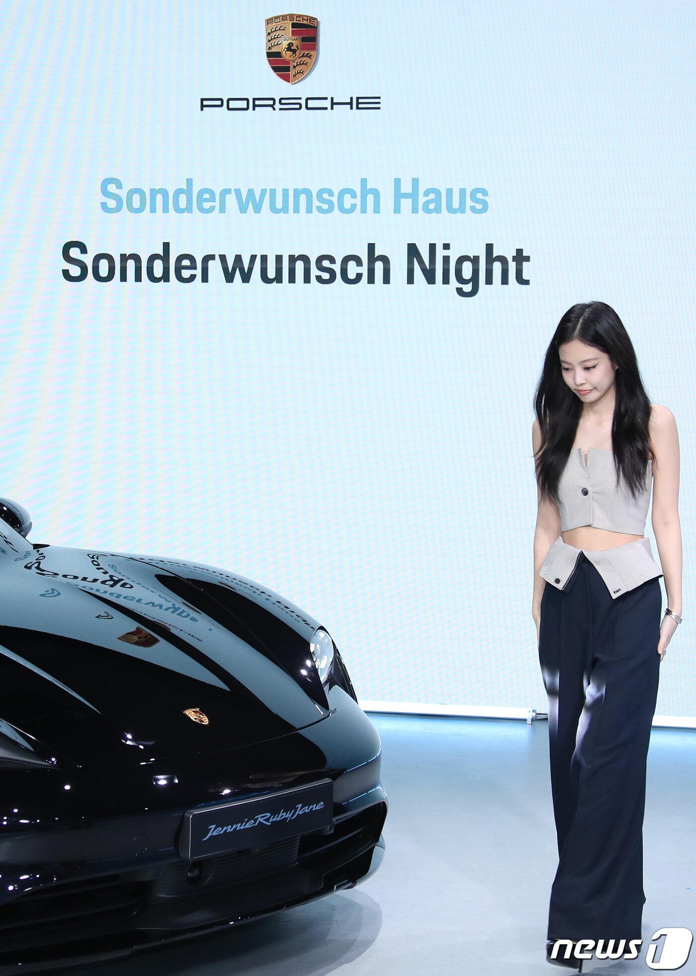 본문 이미지 - 블랙핑크(BLACKPINK) 제니가 12일 서울 강남구 소재 포르쉐 존더분쉬에서 열린 ‘타이칸 4S 크로스 투리스모 포 제니 루비 제인’ 공개 행사에서 슈퍼카를 살펴보고 있다. ⓒ News1 권현진 기자