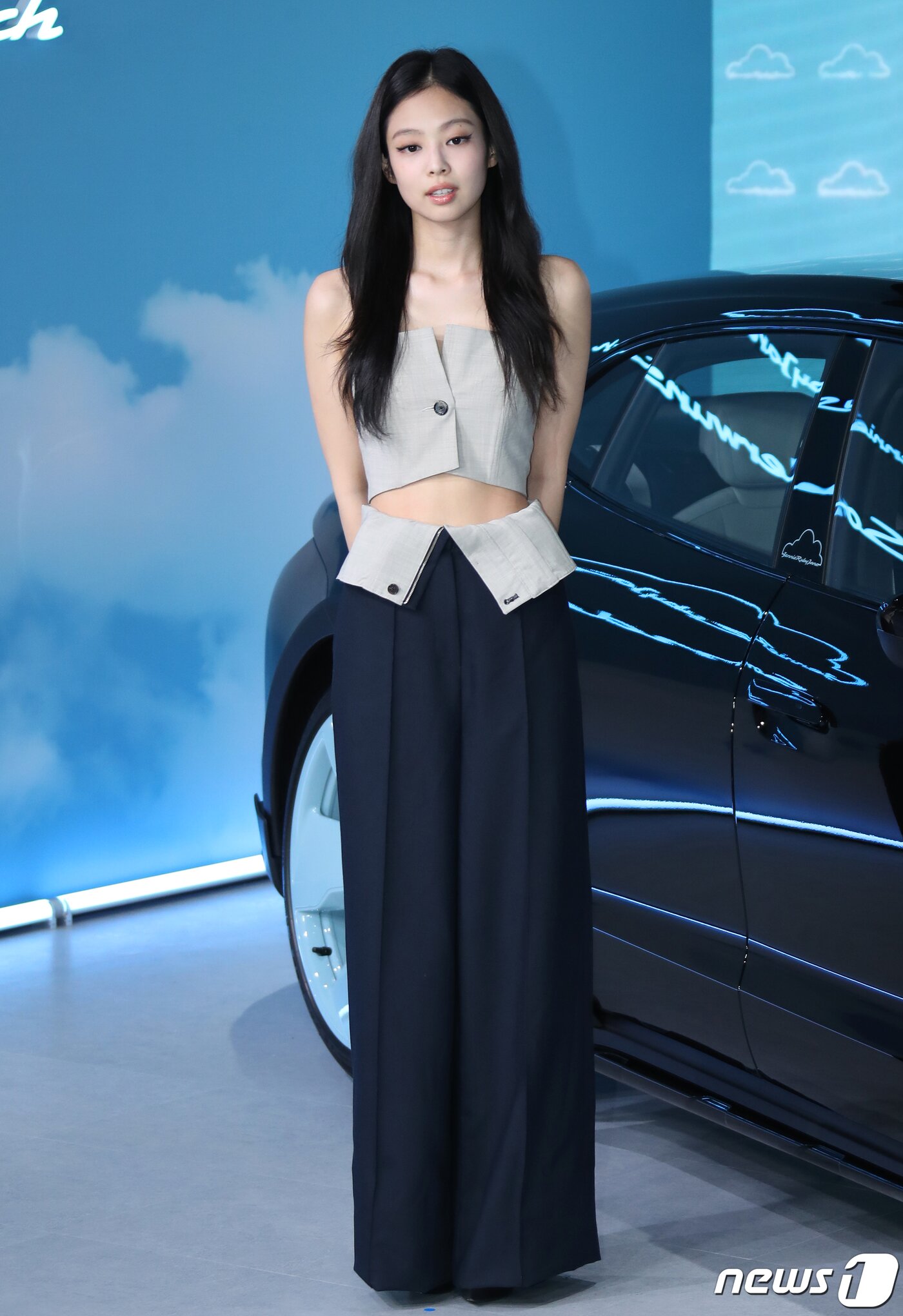 본문 이미지 - 블랙핑크(BLACKPINK) 제니가 12일 서울 강남구 소재 포르쉐 존더분쉬에서 열린 ‘타이칸 4S 크로스 투리스모 포 제니 루비 제인’ 공개 행사에서 포즈를 취하고 있다. ⓒ News1 권현진 기자