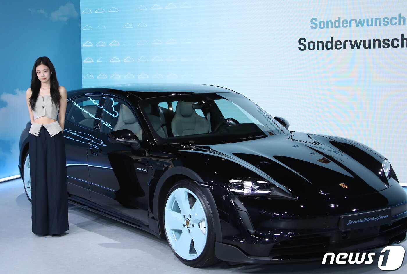 본문 이미지 - 블랙핑크(BLACKPINK) 제니가 12일 서울 강남구 소재 포르쉐 존더분쉬에서 열린 ‘타이칸 4S 크로스 투리스모 포 제니 루비 제인’ 공개 행사에서 포즈를 취하고 있다. ⓒ News1 권현진 기자