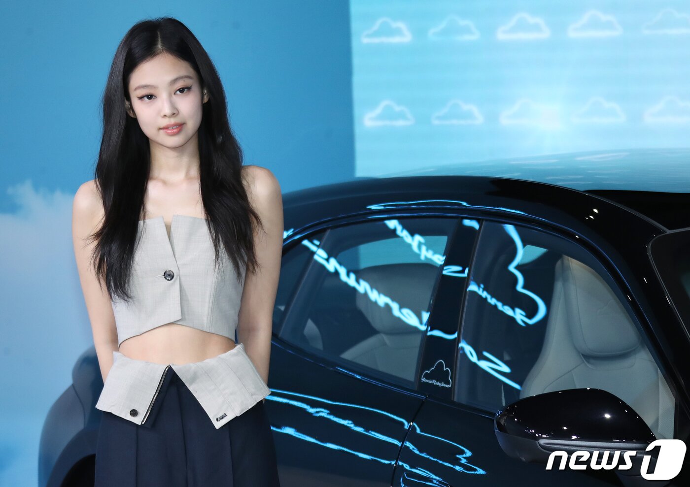 본문 이미지 - 블랙핑크(BLACKPINK) 제니가 12일 서울 강남구 소재 포르쉐 존더분쉬에서 열린 ‘타이칸 4S 크로스 투리스모 포 제니 루비 제인’ 공개 행사에서 미소를 짓고 있다. ⓒ News1 권현진 기자