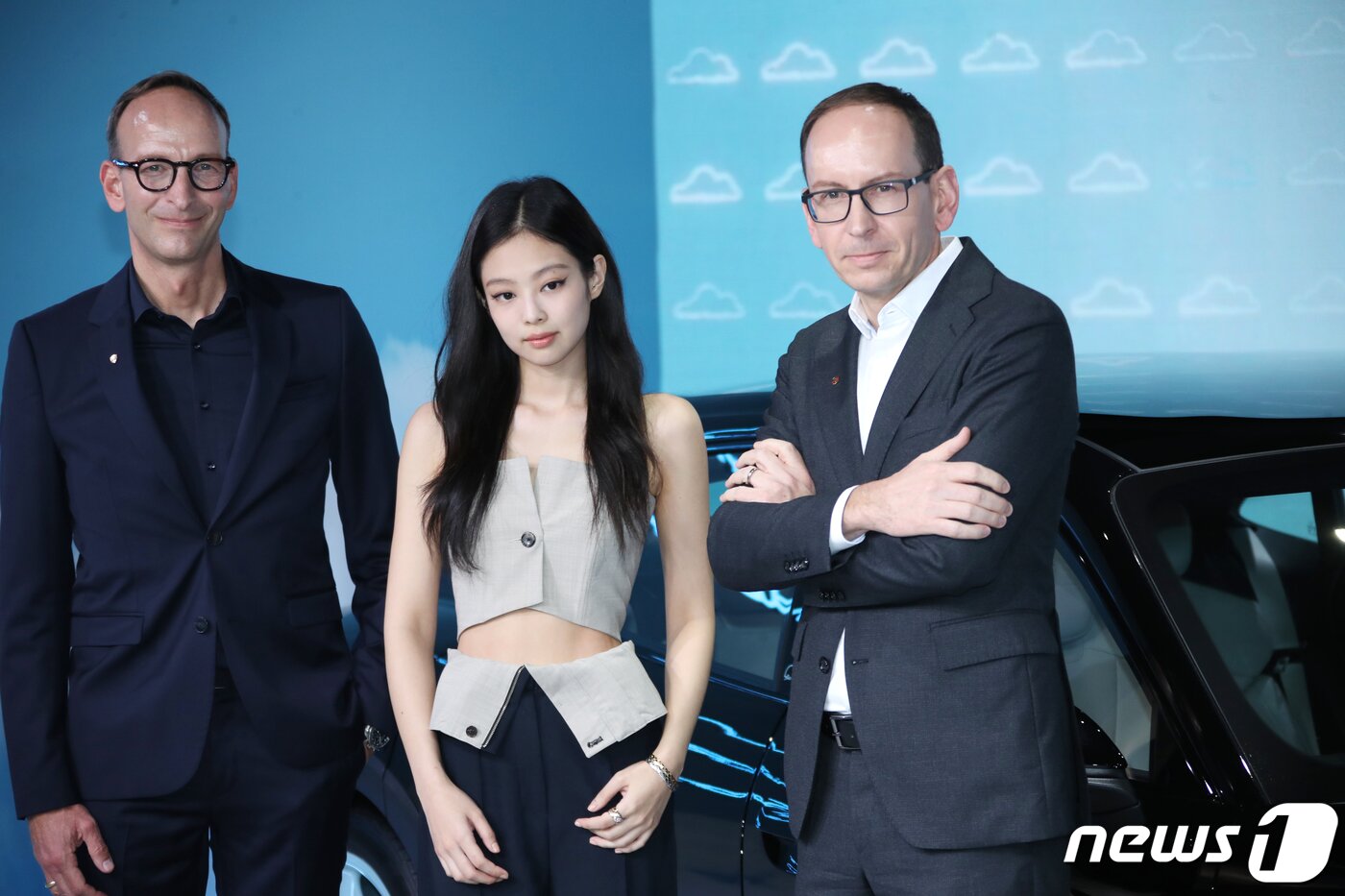 본문 이미지 - 홀가 게어만 포르셰코리아 대표(왼쪽부터)와 블랙핑크 제니, 알렉산더 파비그 포르셰 본사 부사장이 12일 서울 강남구 소재 포르쉐 존더분쉬에서 열린 ‘타이칸 4S 크로스 투리스모 포 제니 루비 제인’ 공개 행사에서 포즈를 취하고 있다.  ⓒ News1 권현진 기자