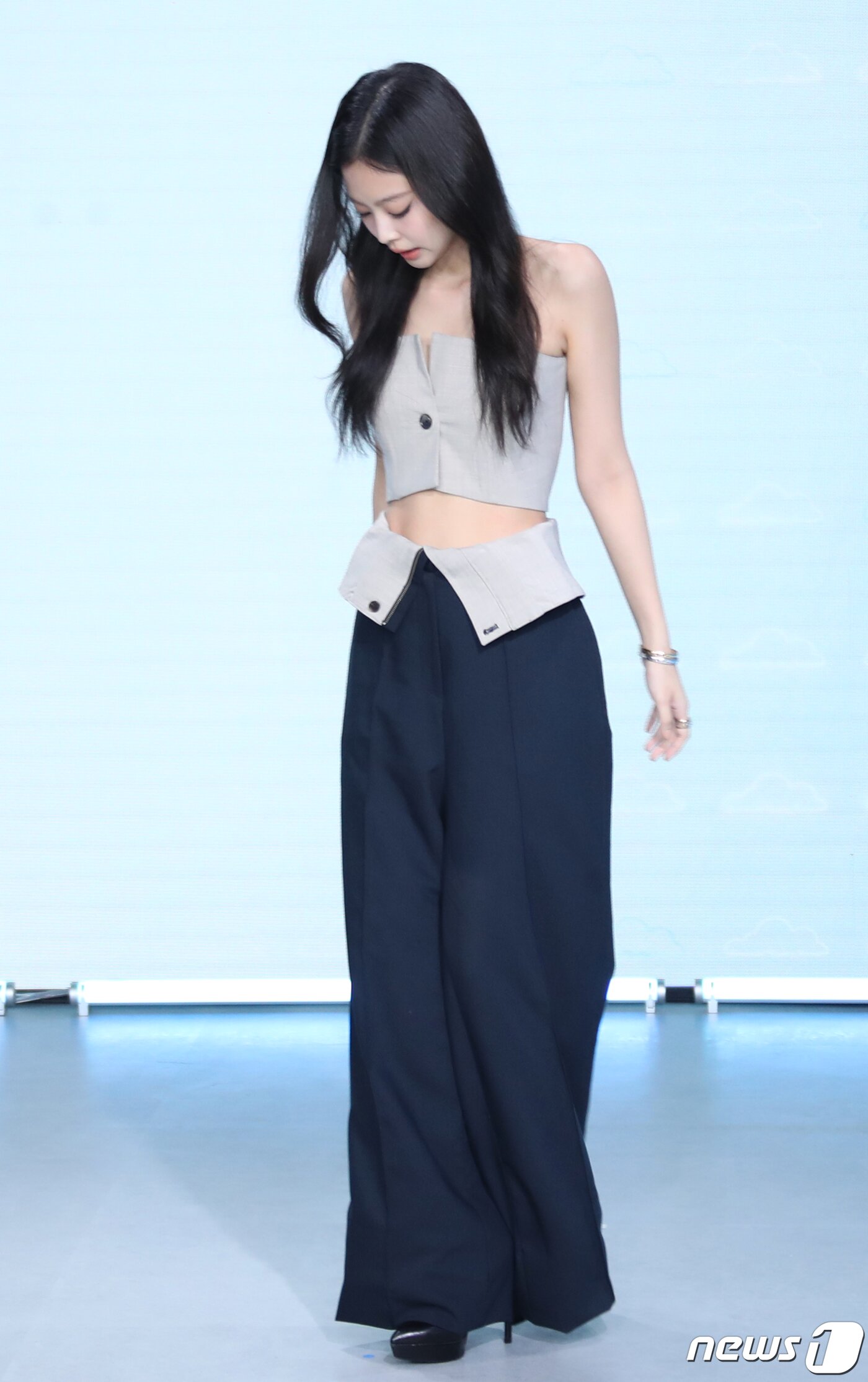 본문 이미지 - 블랙핑크(BLACKPINK) 제니가 12일 서울 강남구 소재 포르쉐 존더분쉬에서 열린 ‘타이칸 4S 크로스 투리스모 포 제니 루비 제인’ 공개 행사에 참석하고 있다. ⓒ News1 권현진 기자