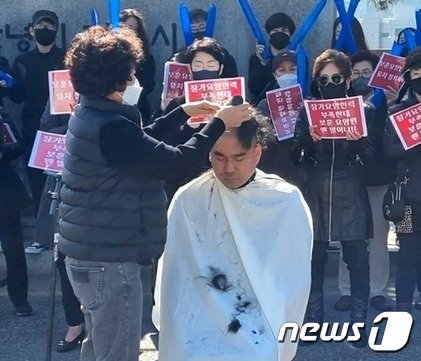  영동군사회복지시설연합회 관계자가 국립보훈요양원 유치를 철회하라며 삭발하고 있다. &#40;독자 제공&#41;