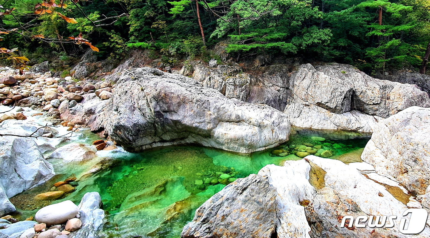 수렴동계곡의 사미소&#40;沙彌沼&#41;. 옥빛 물이 담긴 바위에 어린 스님&#40;沙彌僧&#41;이 앉아 어머니를 그리워했다는 전설이 있다.