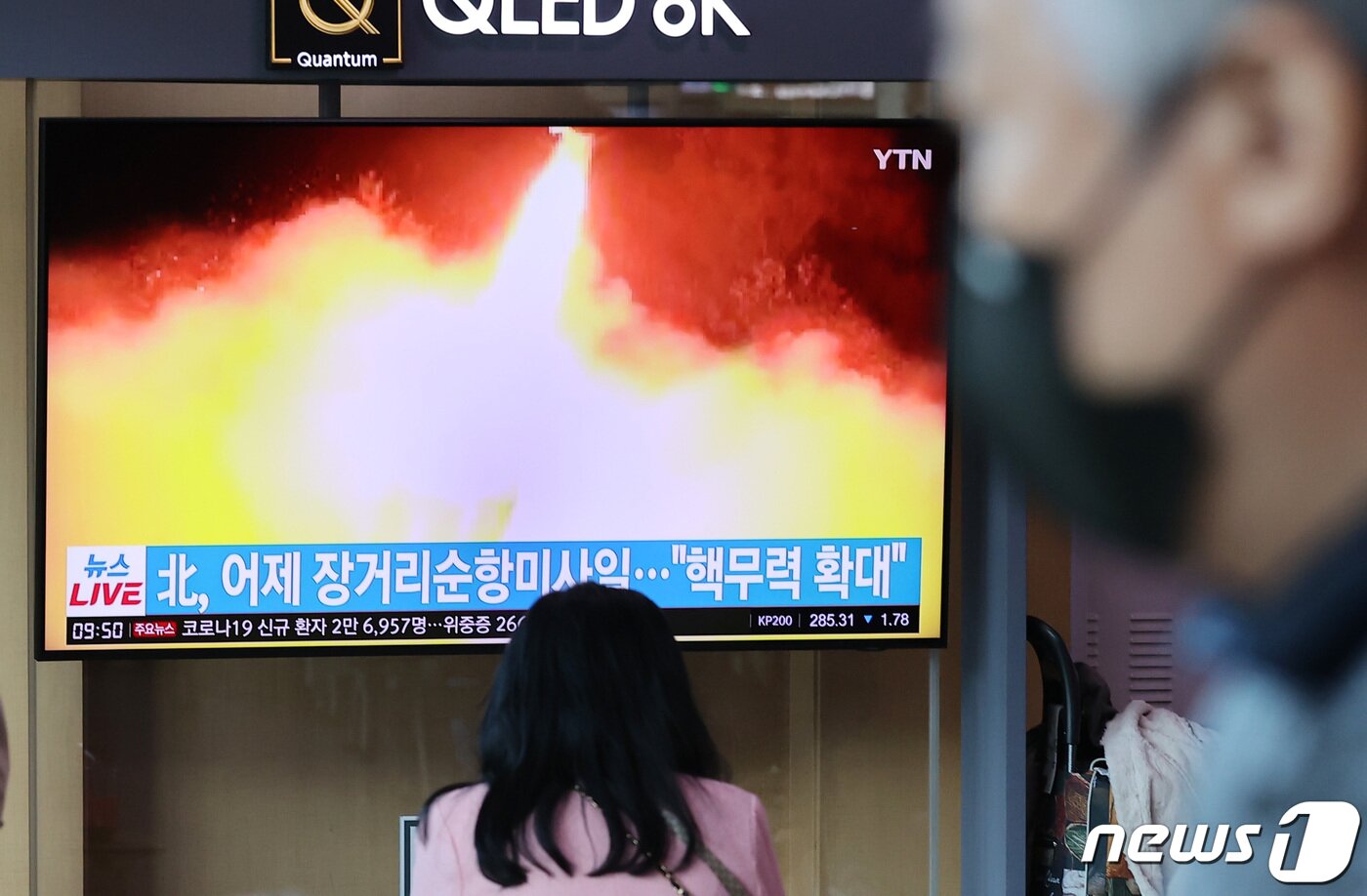 본문 이미지 - 북한이 전날 '장거리 전략순항미사일' 2기를 시험 발사했다고 노동당 기관지 노동신문이 보도한 13일 서울역 내 TV에 관련 뉴스가 보도되고 있다. 2022.10.13/뉴스1 ⓒ News1 조태형 기자
