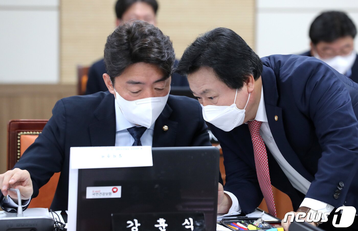 본문 이미지 - 국회 보건복지위원회 여당 간사인 강기윤 국민의힘 의원과 야당 간사 강훈식 더불어민주당 의원이 13일 오전 강원 원주시 국민건강보험공단 본부에서 열린 국민건강보험공단 및 건강보험심사평가원에 대한 국정감사에서 대화하고 있다. 2022.10.13/뉴스1 ⓒ News1 구윤성 기자