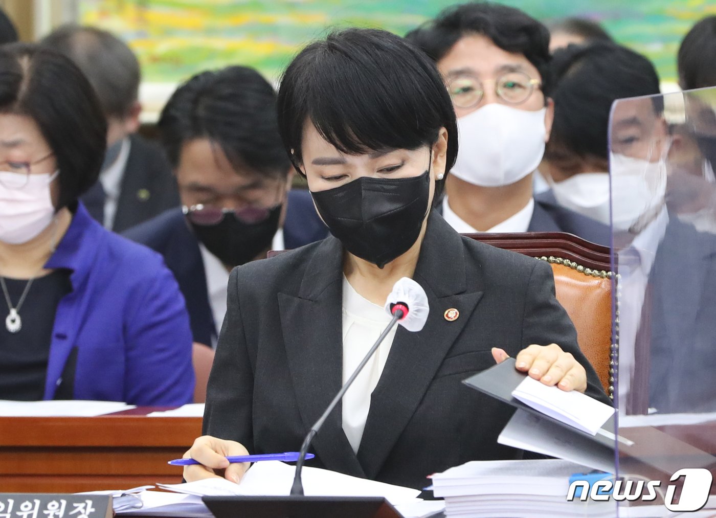 본문 이미지 - 전현희 국민권익위원장이 13일 서울 여의도 국회에서 열린 정무위원회의 국민권익위원회, 국가보훈처 등에 대한 국정감사에서 자료를 살피고 있다. 2022.10.13/뉴스1 ⓒ News1 허경 기자