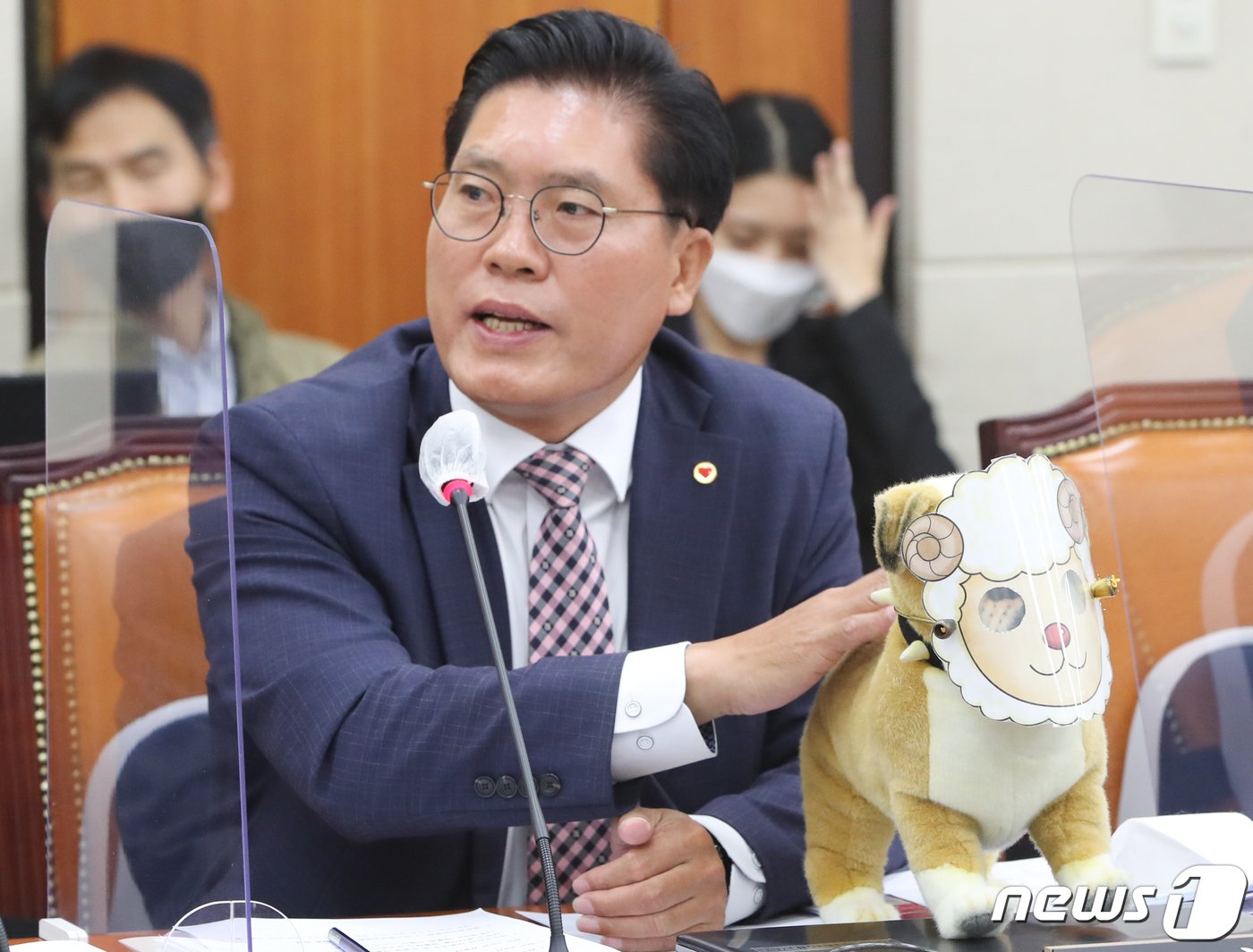 본문 이미지 - 송석준 국민의힘 의원이 13일 서울 여의도 국회에서 열린 정무위원회의 국민권익위원회, 국가보훈처 등에 대한 국정감사에서 의시 진행 발언을 하고 있다. 2022.10.13/뉴스1 ⓒ News1 허경 기자