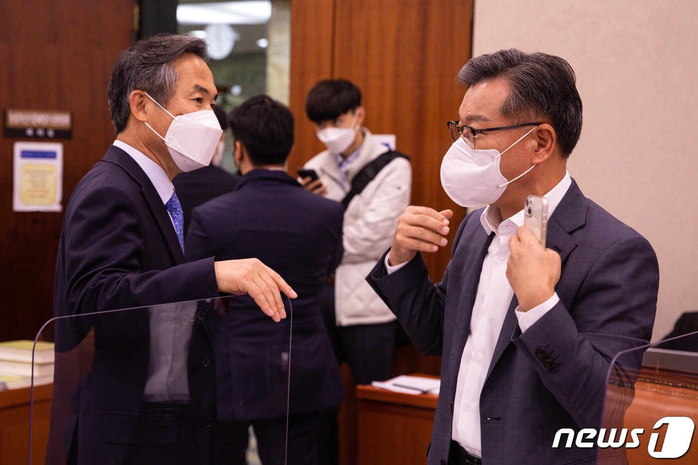 본문 이미지 - 국회 농해수위 여야 간사인 이양수 국민의힘 의원(오른쪽)과 김승남 더불어민주당 의원이 13일 서울 여의도 국회에서 열린 농림축산식품해양수산위원회의 해양경찰청 등에 대한 국정감사에서 대화를 나누고 있다. 2022.10.13/뉴스1 ⓒ News1 유승관 기자