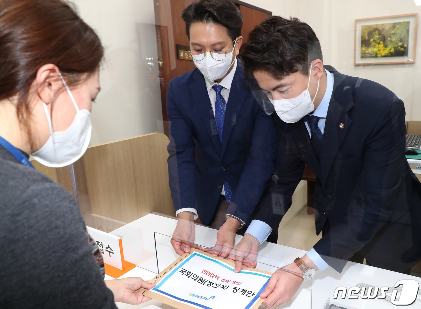 본문 이미지 - 오영환 더불어민주당 원내대변인(오른쪽)과 전용기 원내대표 비서실장이 13일 서울 여의도 국회에서 정진석 국민의힘 비상대책위원장의 '친일 발언'에 대한 징계안을 의안과에 제출하고 있다.  (공동취재) 2022.10.13/뉴스1 ⓒ News1 유승관 기자