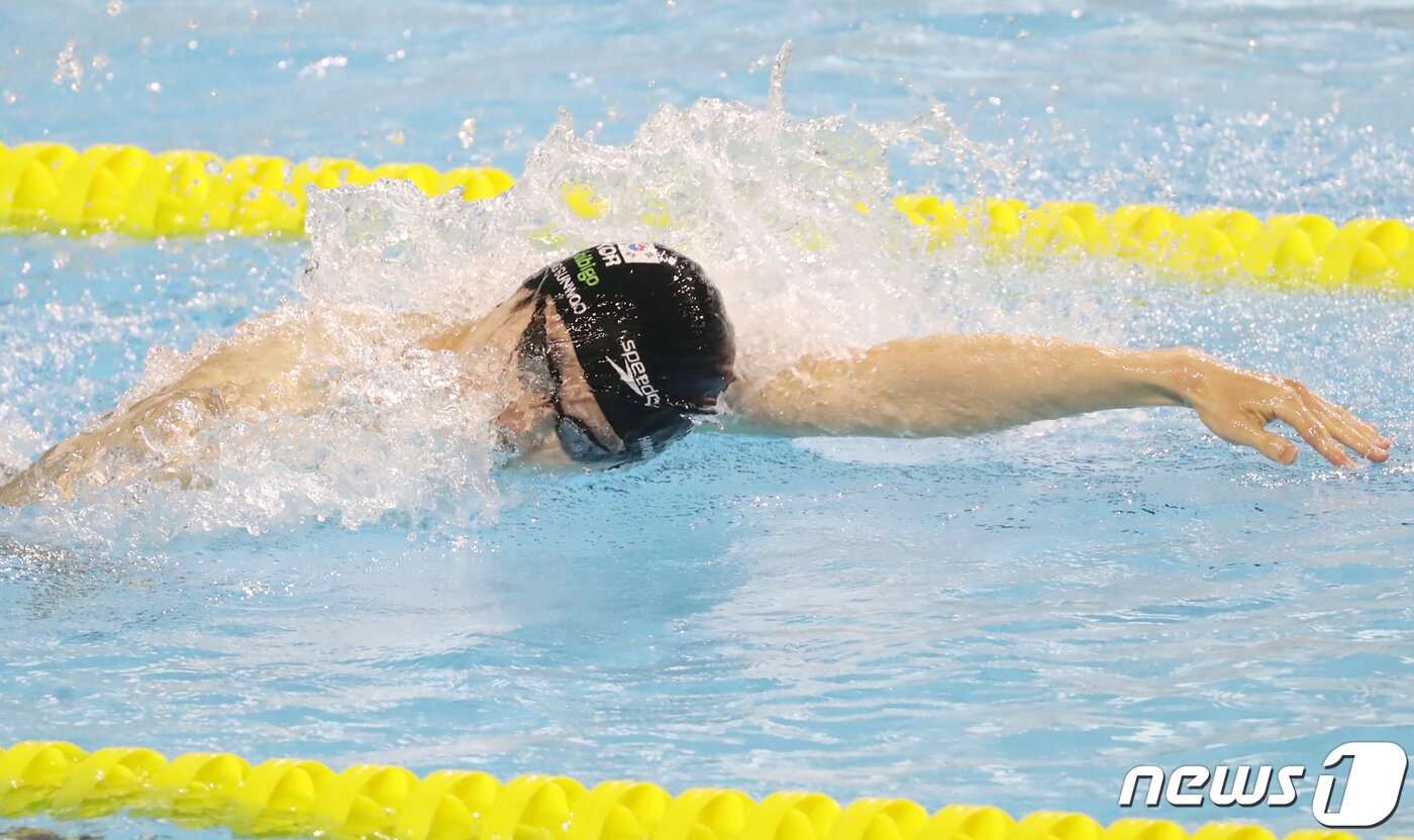 본문 이미지 - 13일 오전 울산 남구 문수실내수영장에서 열린 제103회 전국체육대회 수영 남자일반부 혼계영400m 결승에서 네 번째 영자로 나선 황선우(강원도청)가 역영하고 있다. 2022.10.13/뉴스1 ⓒ News1 윤일지 기자