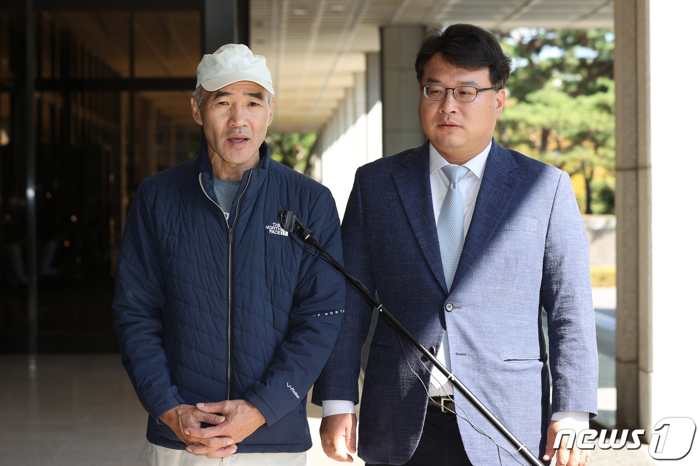 (서울=뉴스1) 이광호 기자 = 서해 피살 공무원 이대준 씨의 친형 이래진(왼쪽) 씨가 13일 오후 고발인 조사를 받기 위해 서울중앙지방검찰청으로 들어서며 입장을 밝히고 있다. 이 …