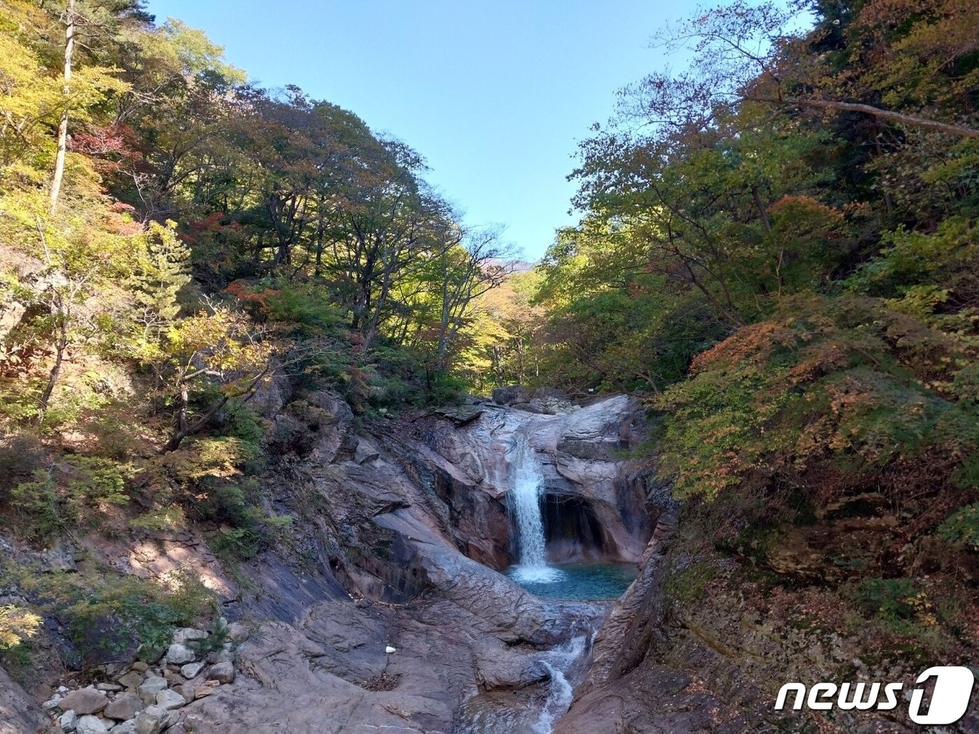 본문 이미지 - 본격 가을 단풍철이 시작된 13일 설악산국립공원 용소폭포 일대에 단풍이 물들고 있다. (설악산국립공원사무소 제공) 2022.10.13/뉴스1 