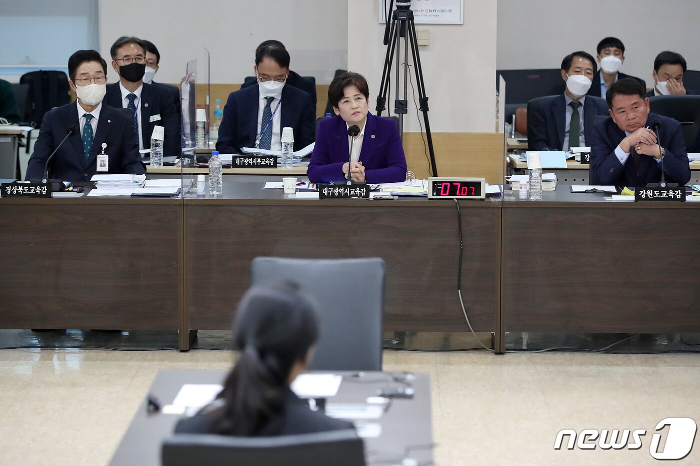 본문 이미지 - 임종식 경북교육감, 강은희 대구교육감, 신경호 강원교육감(왼쪽부터)이 13일 오후 대구시교육청에서 열린 국회 교육위원회의 대구·경북·강원 교육청에 대한 국정감사에서 의원 질의를 듣고 있다. 2022.10.13/뉴스1 ⓒ News1 공정식 기자
