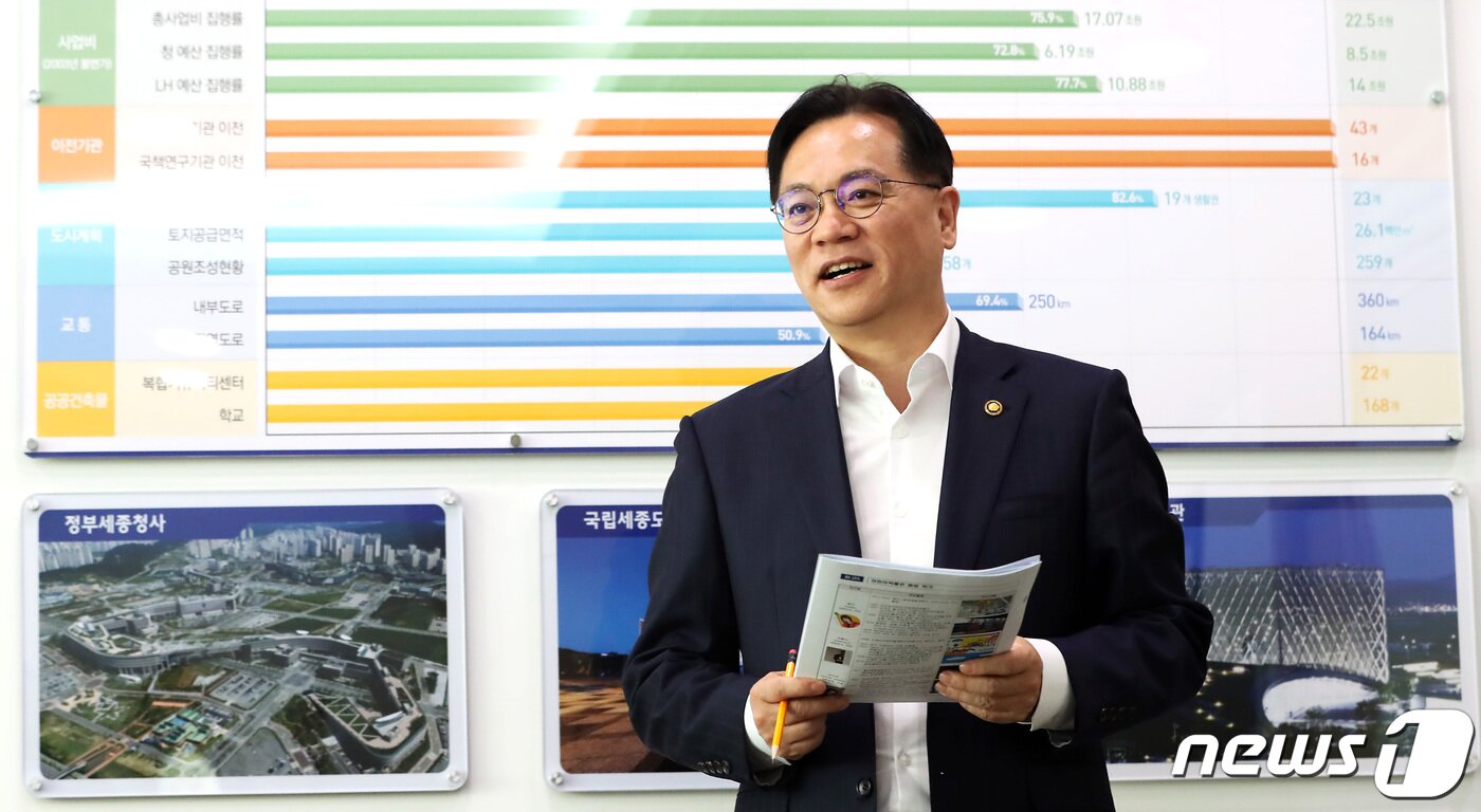 본문 이미지 - 이상래 행정중심복합도시건설청장이 13일 정부세종청사에서 본사와 인터뷰 하고 있다. 2022.10.13/뉴스1 ⓒ News1 김기남 기자