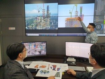 본문 이미지 -  삼성물산이 안전한 시공 환경 조성을 위해 출범한 설계안전성 검토(DfS)팀이 화상회의를 하고 있다. /삼성물산 제공