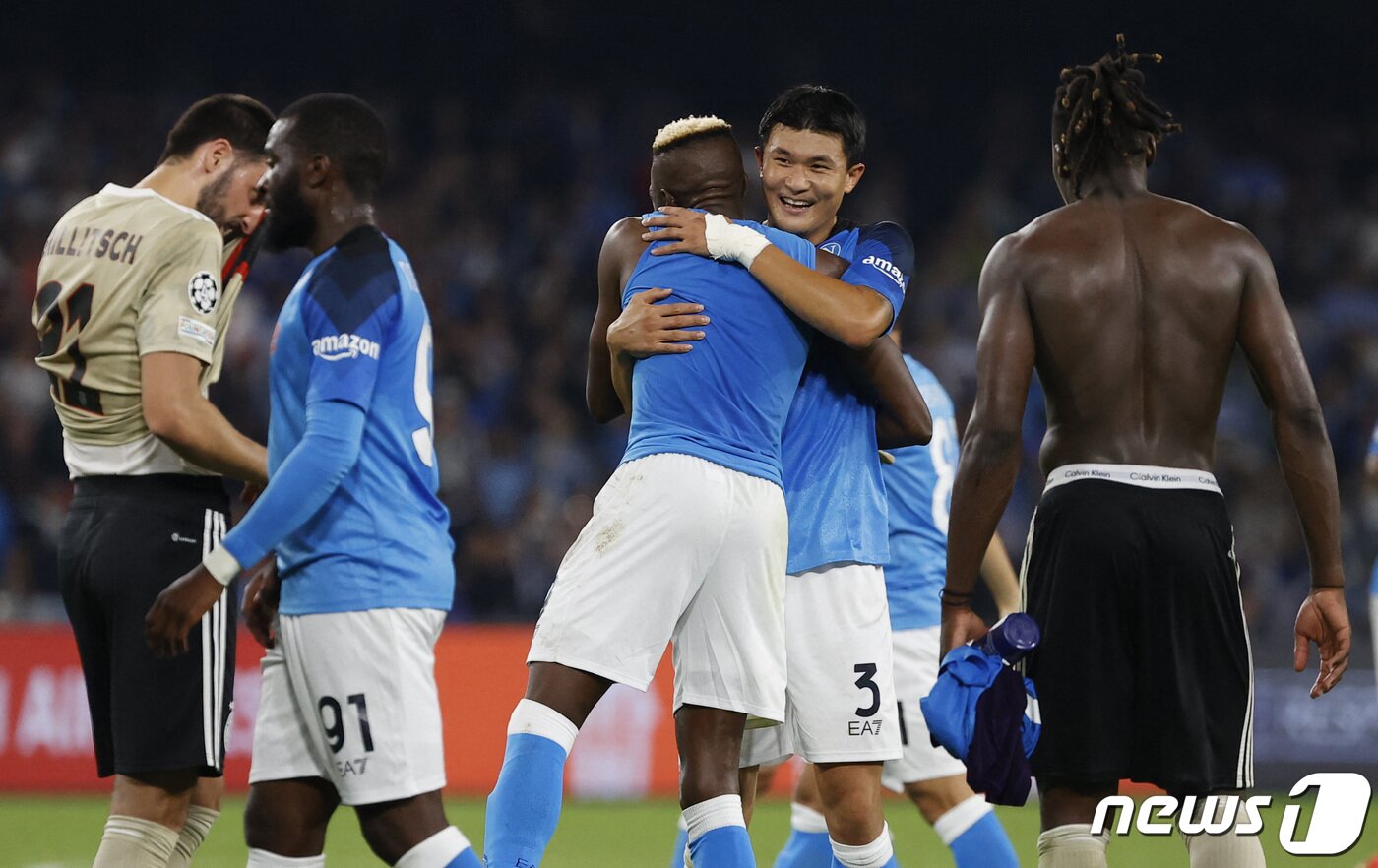 본문 이미지 - 나폴리 수비수 김민재(가운데)가 아약스전 승리 후 동료와 포옹하고 있다. ⓒ 로이터=뉴스1