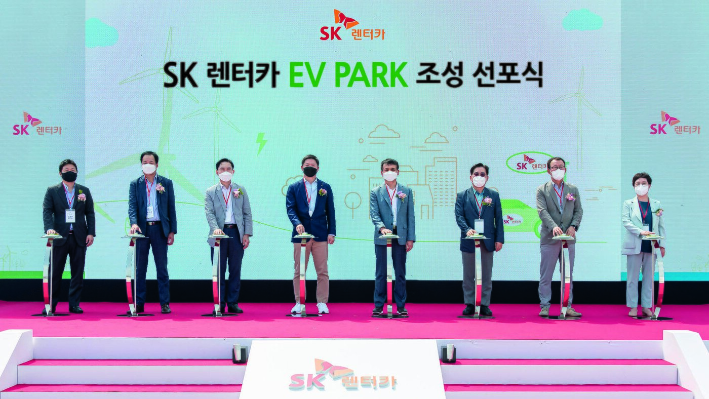 본문 이미지 - 최성환(왼쪽 네번째) SK네트웍스 사업총괄과 황일문(왼쪽 다섯번째) SK렌터카 대표이사 등이 지난해 6월 제주시에서 열린 ‘SK렌터카 EV Park’ 조성 선포식에서 기념촬영을 하고 있다(SK렌터카 제공)