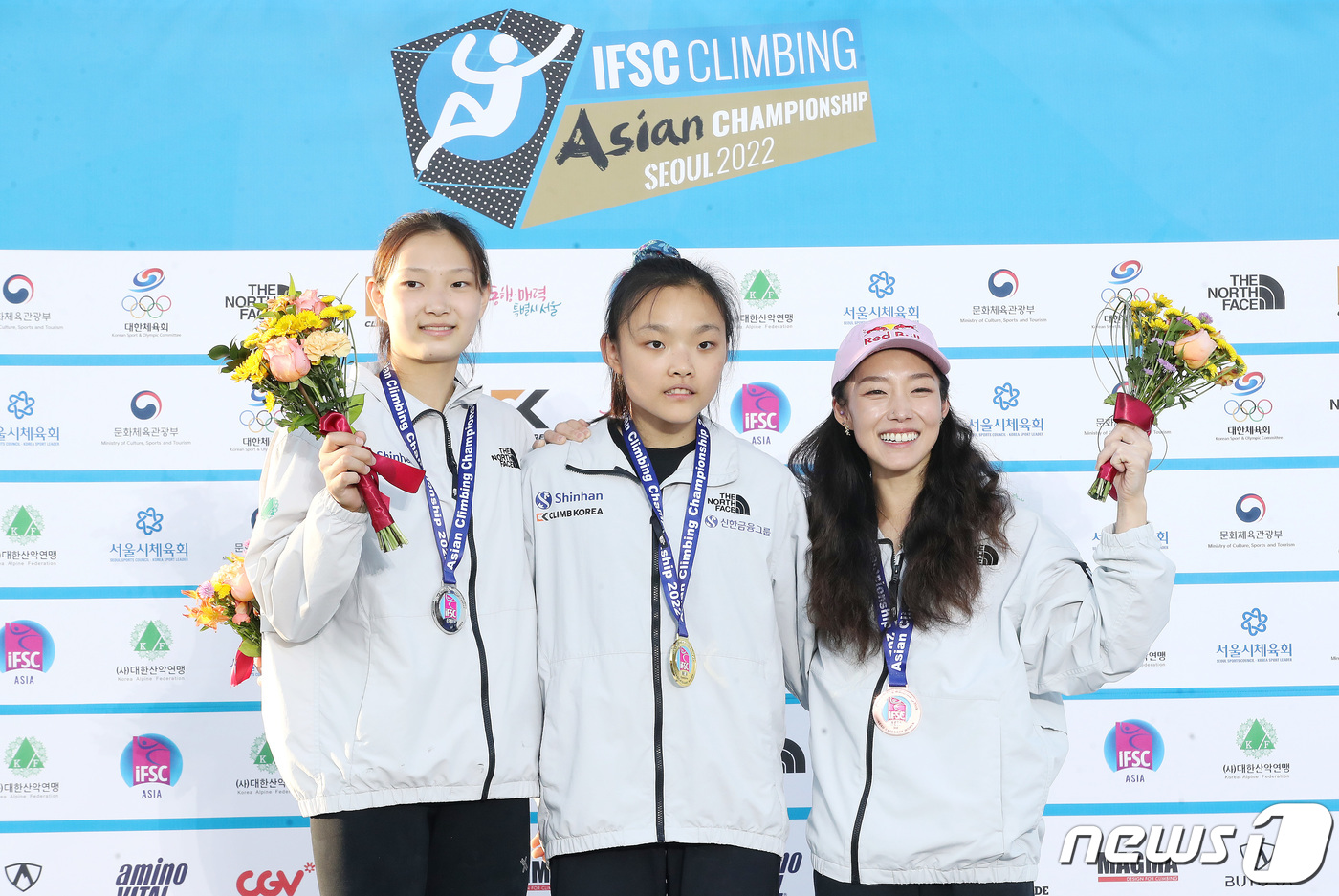 (서울=뉴스1) 임세영 기자 = 오가영(왼쪽부터), 서채현, 김자인이 13일 서울 서초구 잠원한강공원에서 열린 2022 국제스포츠클라이밍연맹(IFSC) '서울 스포츠클라이밍 아시아 …