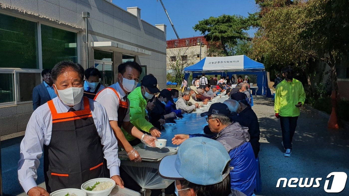 전북 고창군종합사회복지관·노인복지관&#40;관장 대원스님&#41;이 개관 15주년을 맞아 13일 어르신과 지역주민이 함께하는 ‘제15회 복운축제’를 열었다.  임정호 군의장과 조민규 산업건설위원장이 중식봉사를 하고 있다. 2022.10.13/뉴스1@박제철 기자