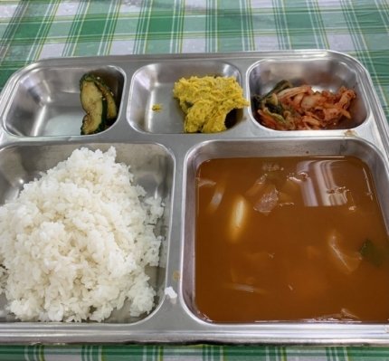 본문 이미지 - 지난 6월 크게 질타를 받았던 경북의 한 예비군훈련장 점심 사진. (온라인 커뮤니티)