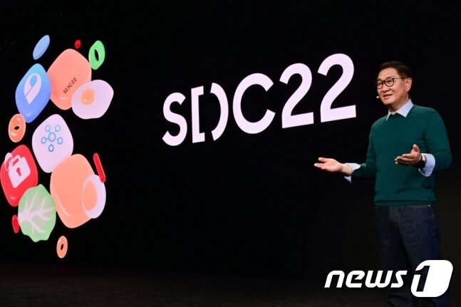 본문 이미지 -  삼성 개발자 콘퍼런스 2022'에서 기조연설하는 한종희 삼성전자 부회장(삼성전자 제공)