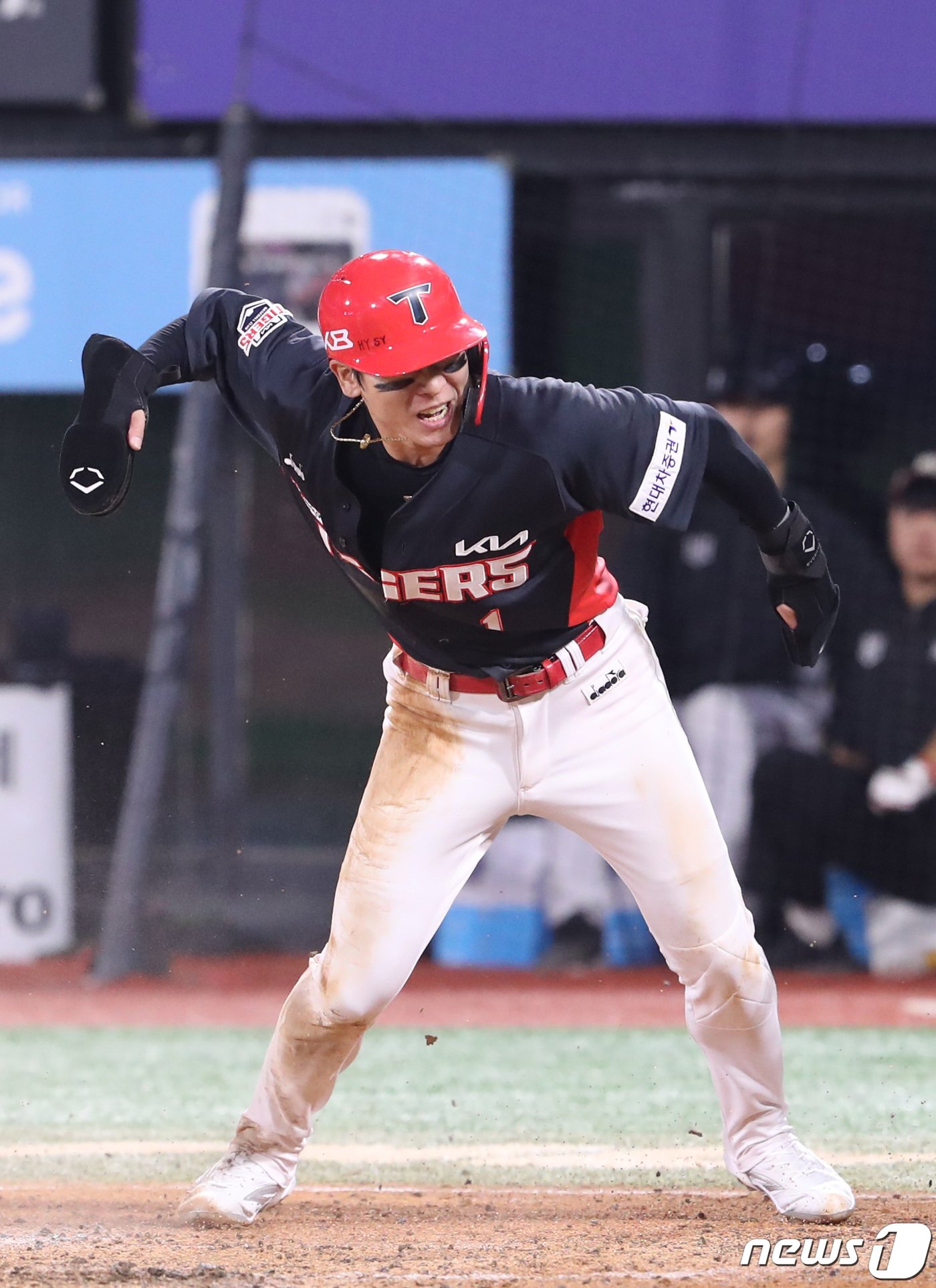 13일 오후 경기 수원시 장안구 KT위즈파크에서 열린 ‘2022 신한은행 SOL KBO 포스트시즌’ 와일드카드 결정전 1차전 KIA 타이거즈와 KT 위즈의 경기, 5회초 2사 2루 상황 KIA 2루주자 박찬호가 홈으로 들어온 뒤 기뻐하고 있다. 2022.10.13/뉴스1 ⓒ News1 김영운 기자