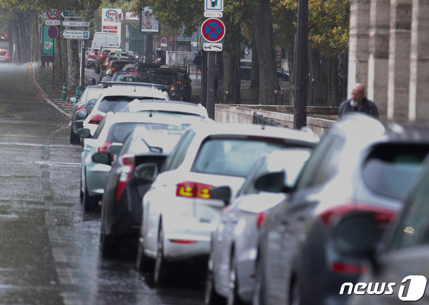 (파리=뉴스1) 이준성 기자 = 13일 오후(현지시간) 프랑스 파리의 한 주유소에서 기름을 채우려는 차량이 줄 지어 서 있다.토탈에너지(Total Energies) 그룹은 이날 전 …