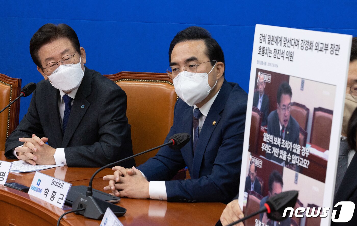 본문 이미지 - 이재명 더불어민주당 대표가 14일 오전 서울 여의도 국회에서 열린 최고위원회의에서 서은숙 최고위원의 발언 자료를 살펴보고 있다. 2022.10.14/뉴스1 ⓒ News1 이재명 기자