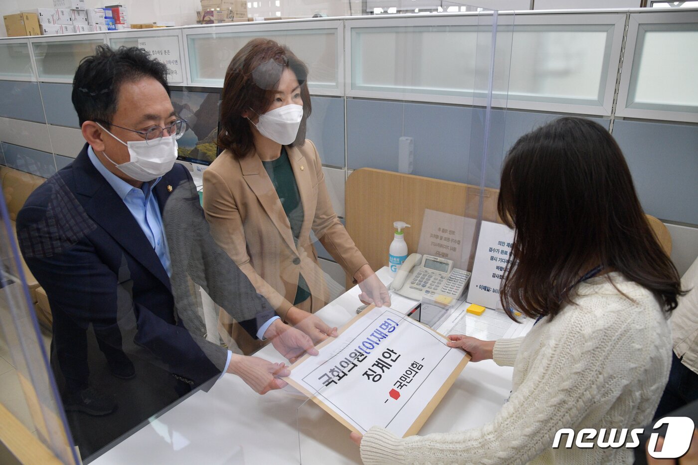본문 이미지 - 국민의힘 김희곤 원내부대표와 김미애 원내대변인이 14일 오전 서울 여의도 국회 의안과에 이재명 더불어민주당 대표에 대한 징계안을 제출하고 있다. (공동취재) 2022.10.14/뉴스1 ⓒ News1 허경 기자