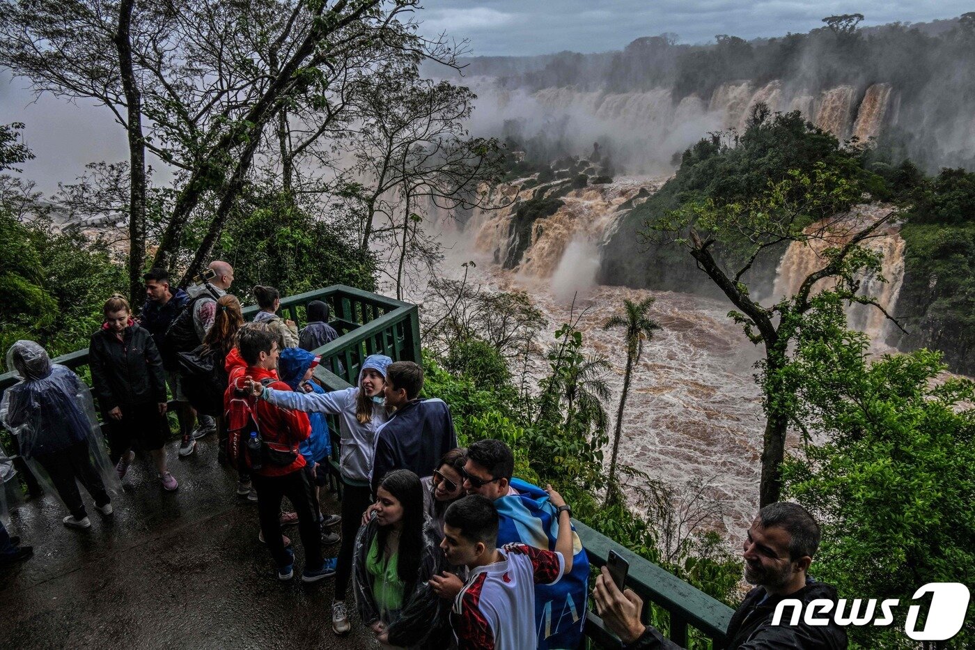 본문 이미지 - 12일(현지시간) 관광객들이 브라질 쪽에서 이과수 폭포를 구경하고 있다. 2022. 10. 12. ⓒ AFP=뉴스1 ⓒ News1 최서윤 기자