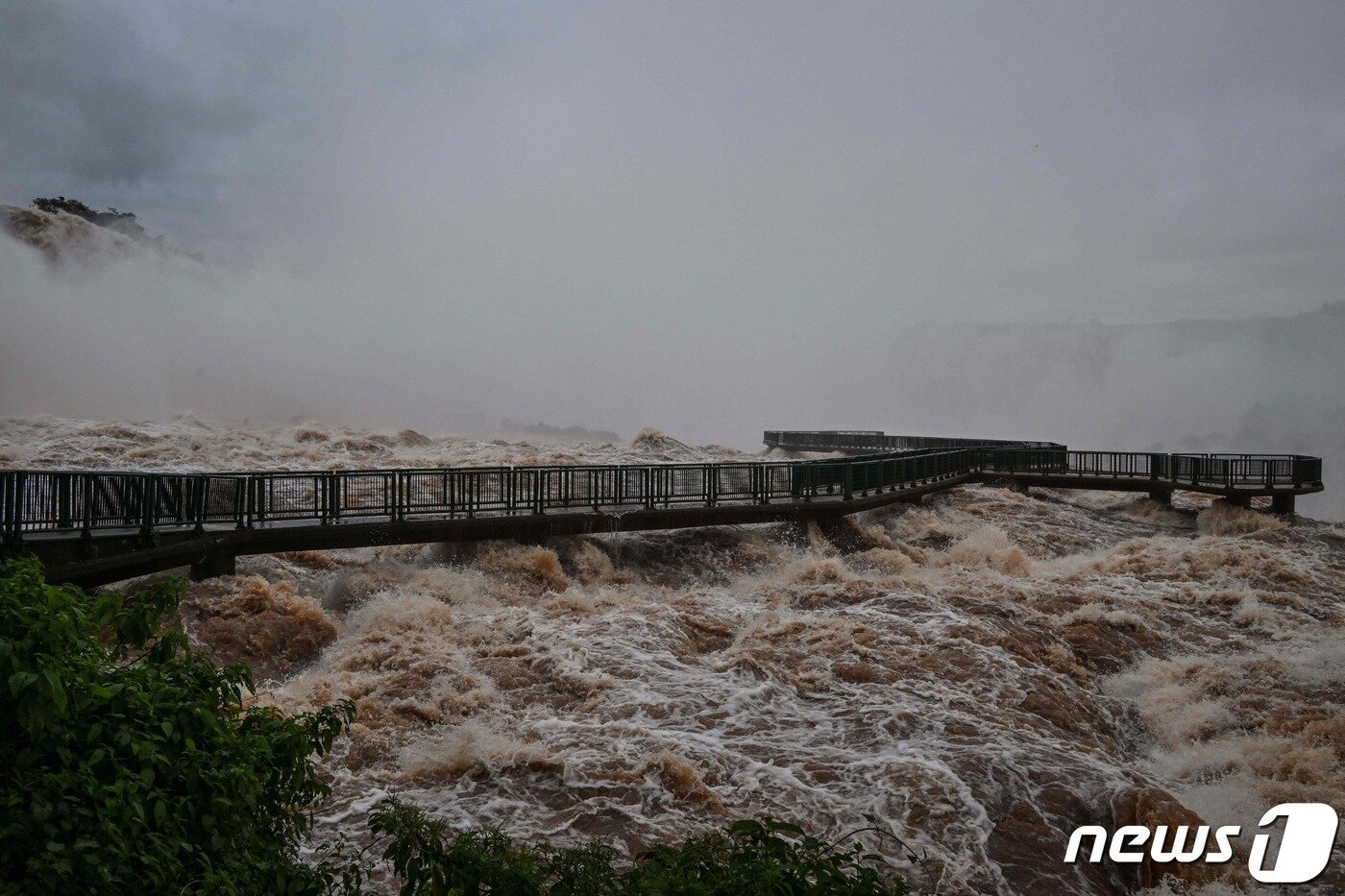 본문 이미지 - 12일(현지시간) 남미를 강타한 폭우로 브라질과 아르헨티나, 파라과이 국경에 위치한 이과수 폭포의 유량이 평소의 10배로 늘었다. ⓒ AFP=뉴스1 ⓒ News1 최서윤 기자
