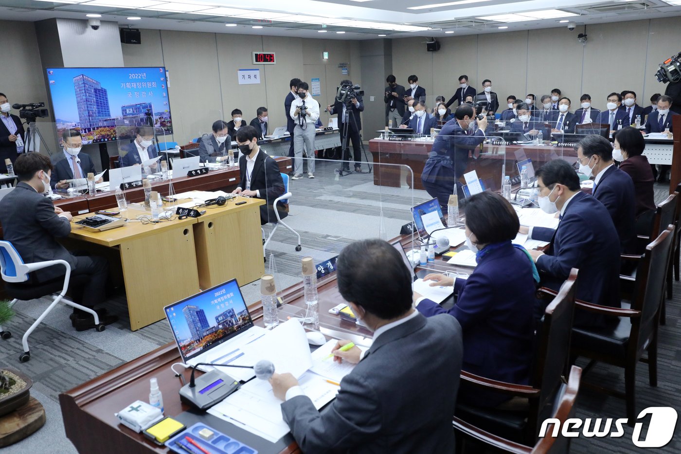 본문 이미지 - 14일 오전 광주 북구 정부지방합동청사 3층 대회의실에서 광주지방국세청, 광주본부세관, 한국은행 광주전남본부, 한국은행 목포본부를 대상으로 열린 국회 기획재정위원회 국정감사가 진행되고 있다. 2022.10.14/뉴스1 ⓒ News1 이승현 기자