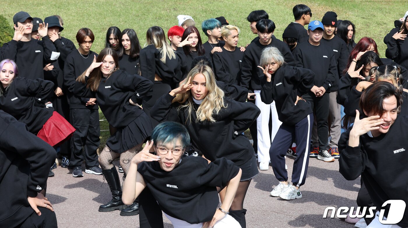 본문 이미지 - 세계 각국의 2022 케이팝(K-POP) 커버댄스 페스티벌 우승자들이 14일 서울 종로구 청와대에서 케이팝 음악에 맞춰 신나는 플래시몹 공연을 선보이고 있다.  2022.10.14/뉴스1 ⓒ News1 조태형 기자