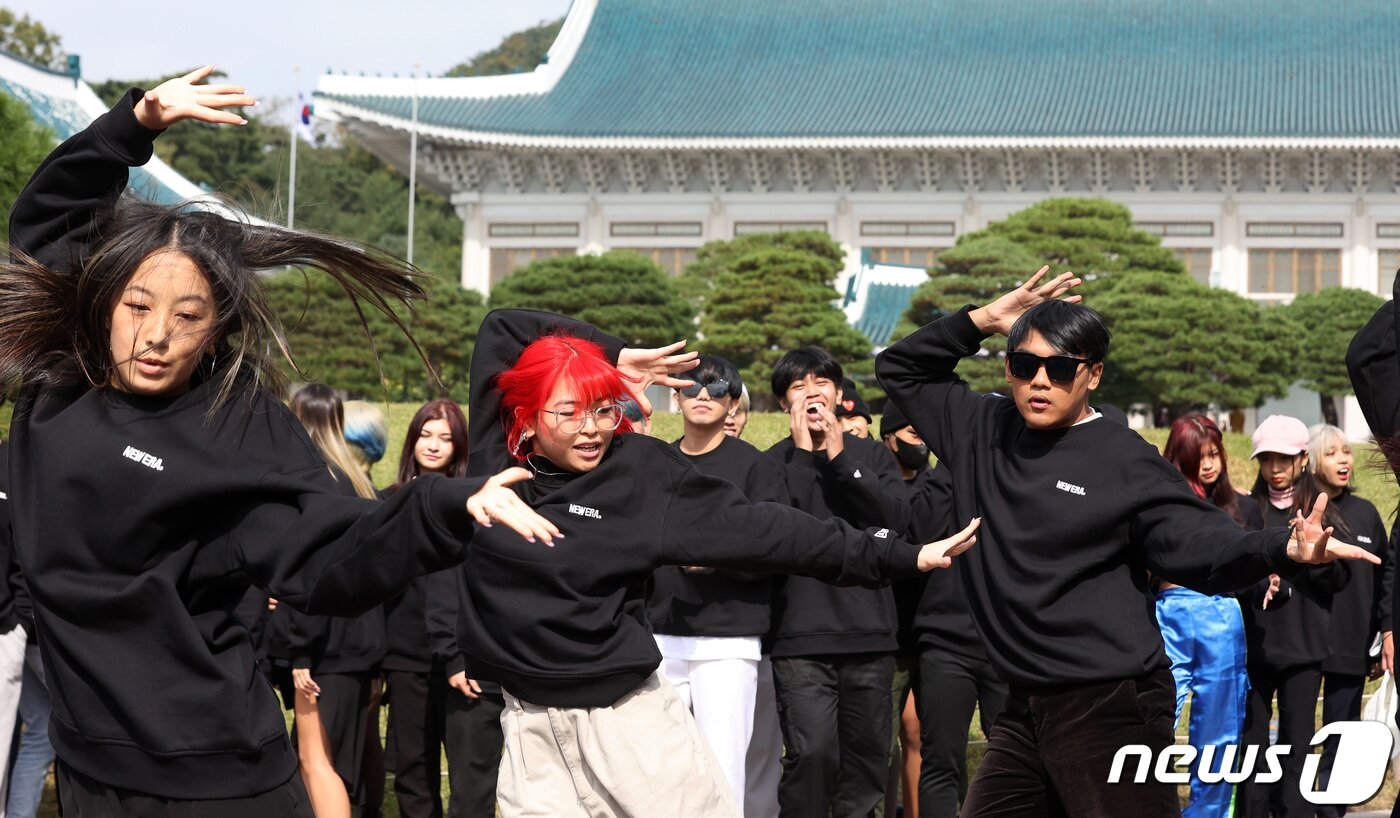 본문 이미지 - 세계 각국의 2022 케이팝(K-POP) 커버댄스 페스티벌 우승자들이 14일 서울 종로구 청와대에서 케이팝 음악에 맞춰 신나는 플래시몹 공연을 선보이고 있다.2022.10.14/뉴스1 ⓒ News1 조태형 기자
