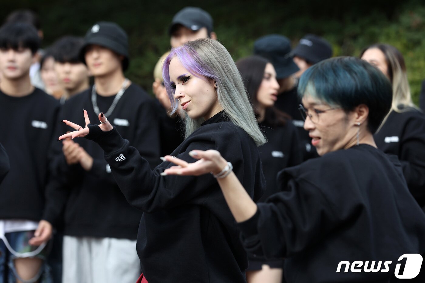 본문 이미지 - 세계 각국의 2022 케이팝(K-POP) 커버댄스 페스티벌 우승자들이 서울 종로구 청와대에서 케이팝 음악에 맞춰 플래시몹 공연을 선보이고 있다. 2022.10.14/뉴스1