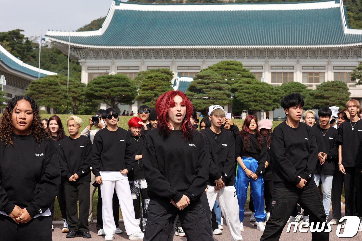 본문 이미지 - 세계 각국의 2022 케이팝(K-POP) 커버댄스 페스티벌 우승자들이 14일 서울 종로구 청와대에서 케이팝 음악에 맞춰 신나는 플래시몹 공연을 선보이고 있다. 2022.10.14/뉴스1 ⓒ News1 조태형 기자