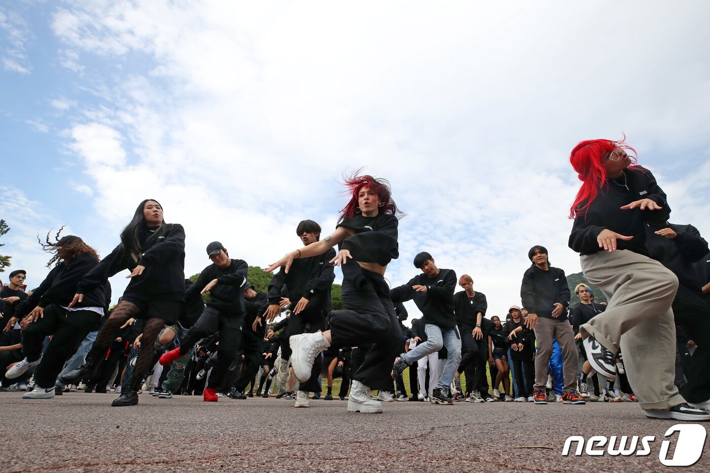 본문 이미지 - 세계 각국의 2022 케이팝(K-POP) 커버댄스 페스티벌 우승자들이 14일 서울 종로구 청와대에서 케이팝 음악에 맞춰 신나는 플래시몹 공연을 선보이고 있다. 2022.10.14/뉴스1 ⓒ News1 조태형 기자