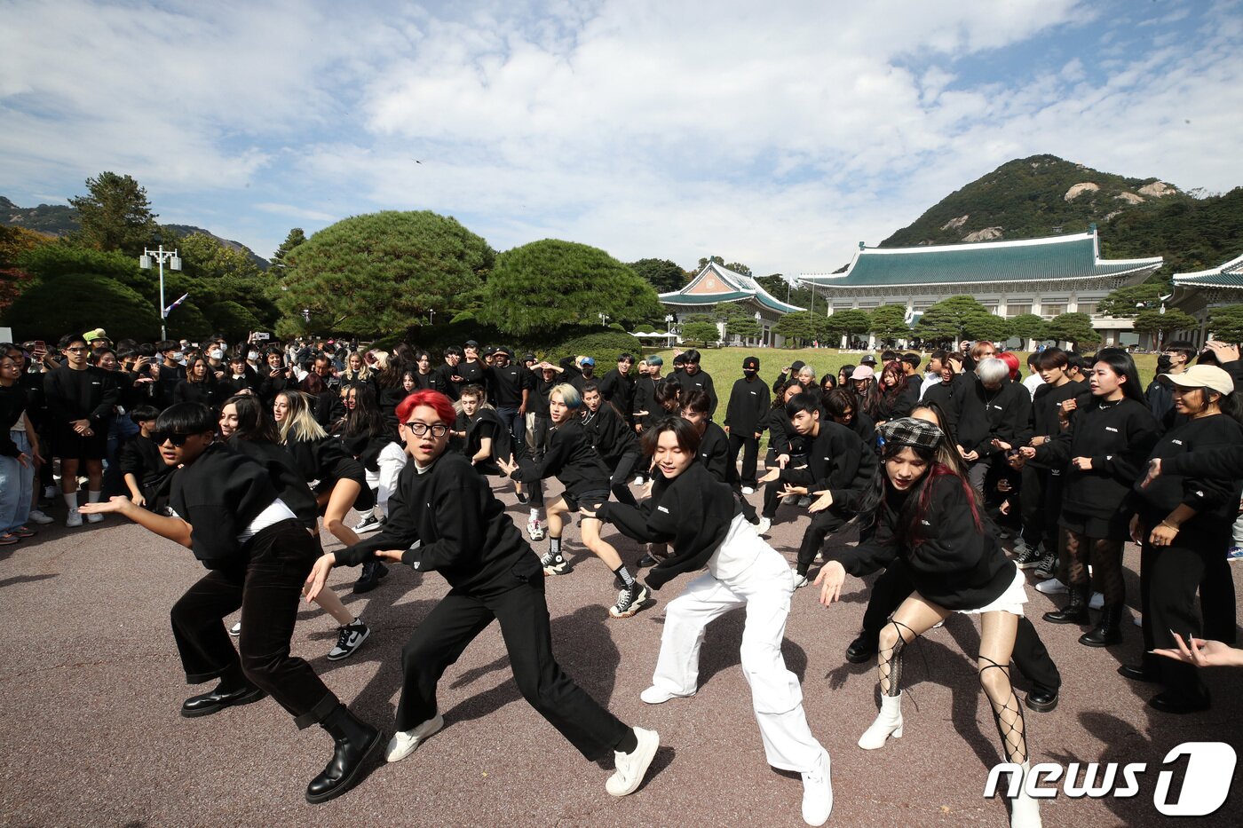 본문 이미지 - 세계 각국의 2022 케이팝(K-POP) 커버댄스 페스티벌 우승자들이 14일 서울 종로구 청와대에서 케이팝 음악에 맞춰 신나는 플래시몹 공연을 선보이고 있다.  2022.10.14/뉴스1 ⓒ News1 조태형 기자