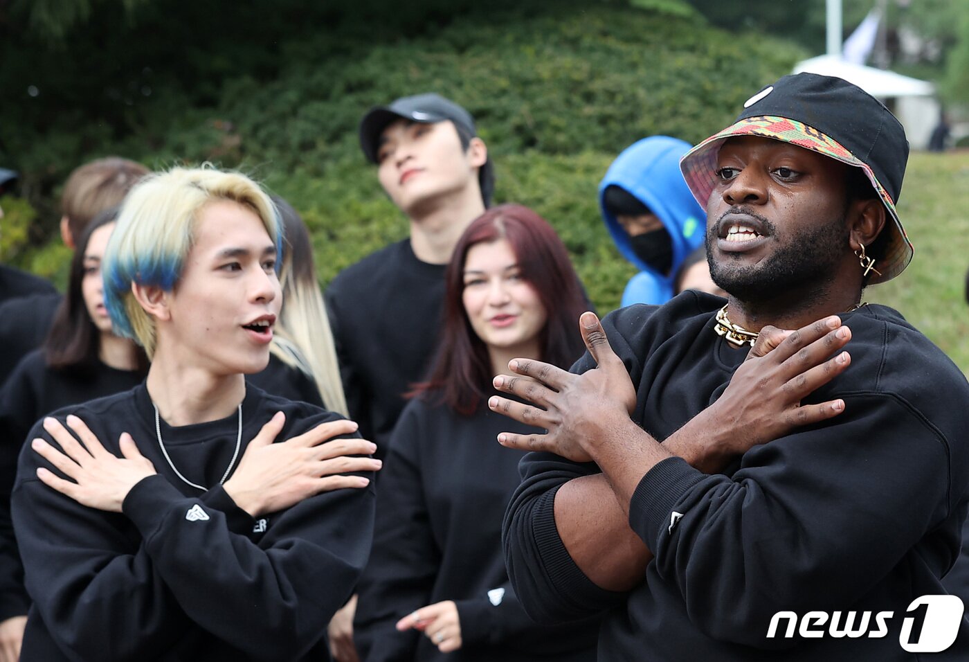 본문 이미지 - 세계 각국의 2022 케이팝(K-POP) 커버댄스 페스티벌 우승자들이 14일 서울 종로구 청와대에서 케이팝 음악에 맞춰 신나는 플래시몹 공연을 선보이고 있다.. 2022.10.14/뉴스1 ⓒ News1 조태형 기자