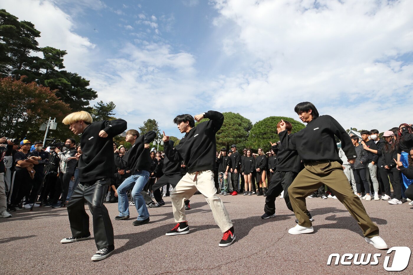 본문 이미지 - 세계 각국의 2022 케이팝(K-POP) 커버댄스 페스티벌 우승자들이 14일 서울 종로구 청와대에서 케이팝 음악에 맞춰 신나는 플래시몹 공연을 선보이고 있다. 2022.10.14/뉴스1 ⓒ News1 조태형 기자