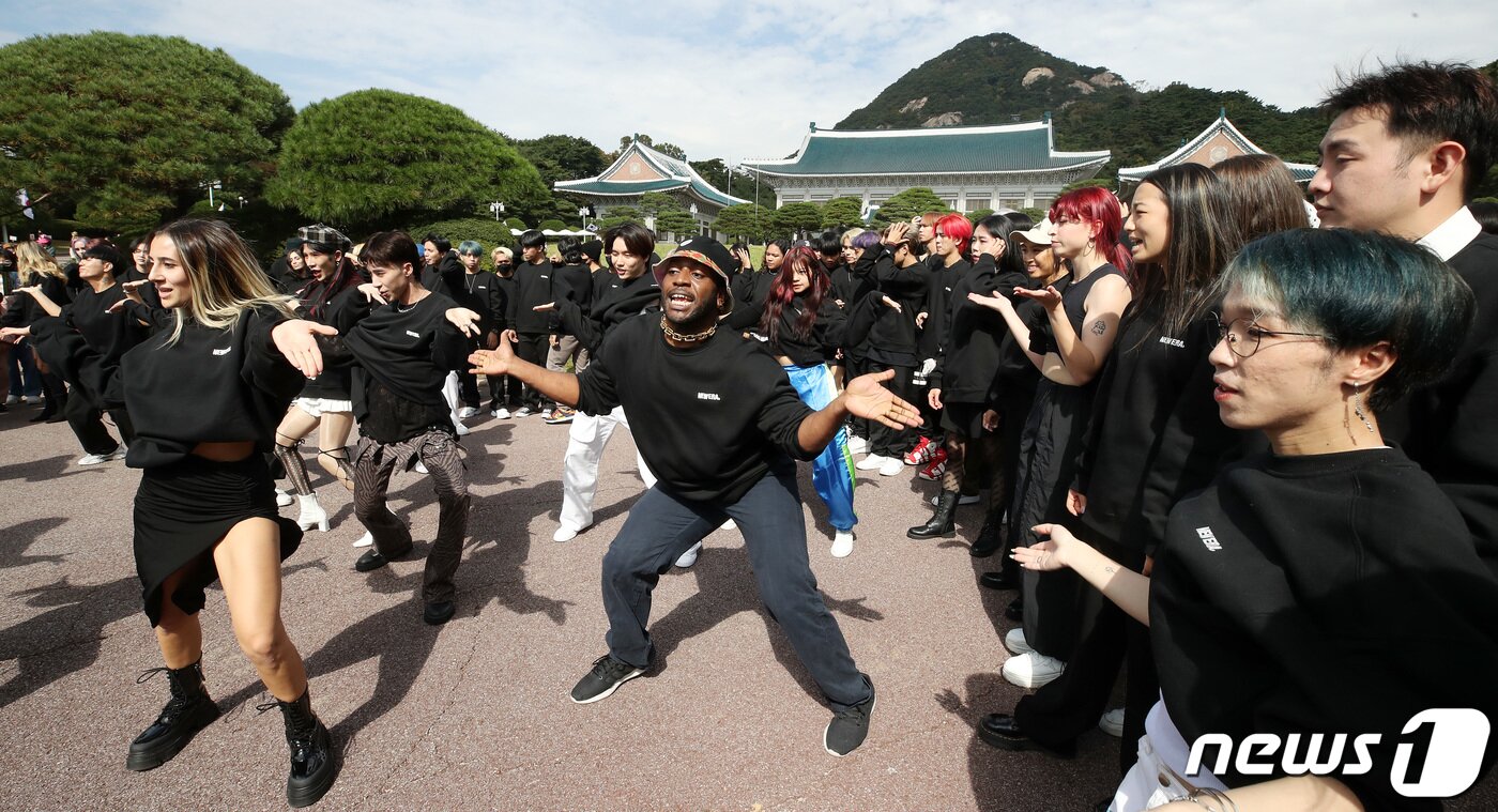 본문 이미지 - 세계 각국의 2022 케이팝(K-POP) 커버댄스 페스티벌 우승자들이 14일 서울 종로구 청와대에서 케이팝 음악에 맞춰 신나는 플래시몹 공연을 선보이고 있다. 2022.10.14/뉴스1 ⓒ News1 조태형 기자