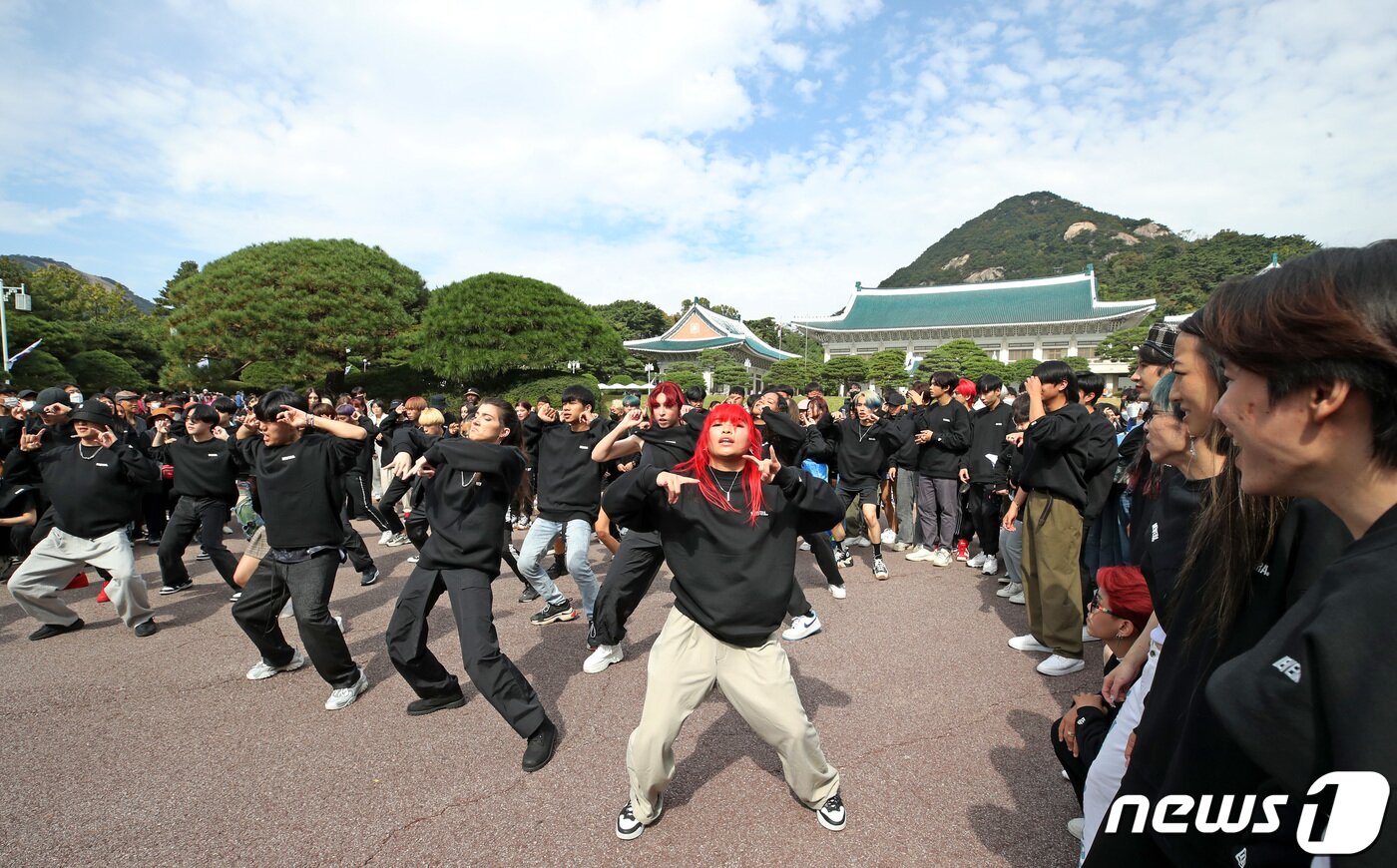 본문 이미지 - 세계 각국의 2022 케이팝(K-POP) 커버댄스 페스티벌 우승자들이 14일 서울 종로구 청와대에서 케이팝 음악에 맞춰 신나는 플래시몹 공연을 선보이고 있다.  2022.10.14/뉴스1 ⓒ News1 조태형 기자