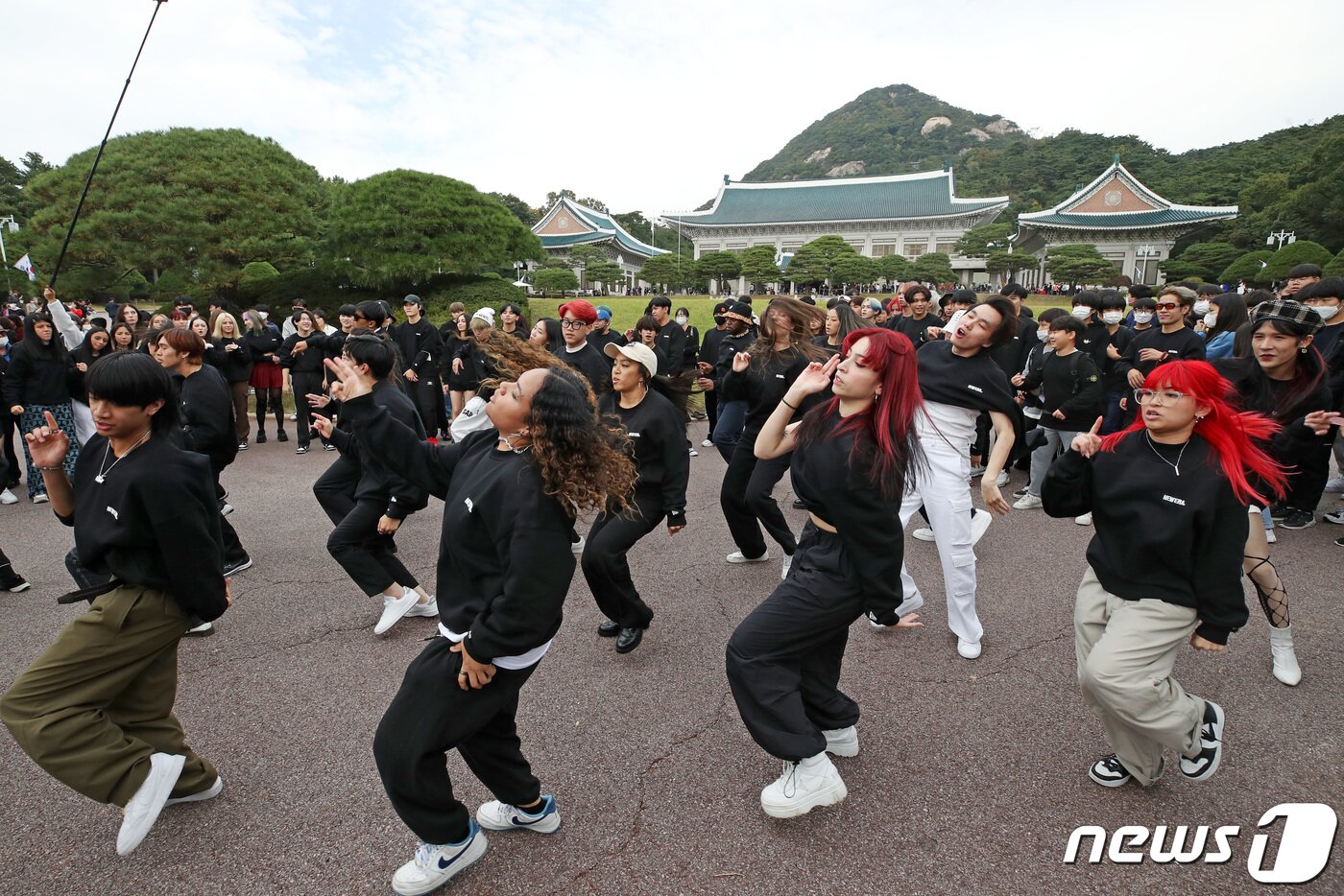 본문 이미지 - 세계 각국의 2022 케이팝(K-POP) 커버댄스 페스티벌 우승자들이 14일 서울 종로구 청와대에서 케이팝 음악에 맞춰 신나는 플래시몹 공연을 선보이고 있다.  2022.10.14/뉴스1 ⓒ News1 조태형 기자