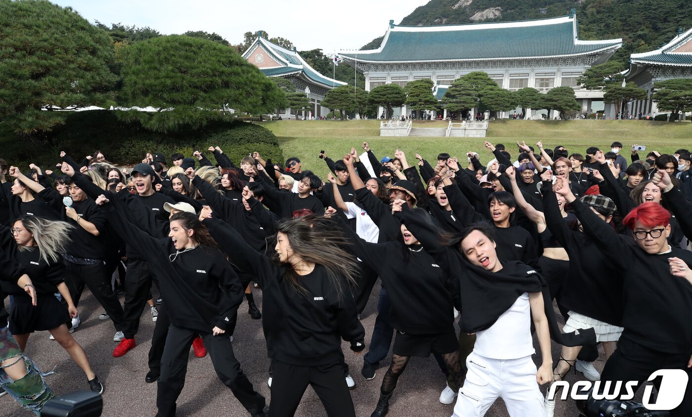본문 이미지 - 세계 각국의 2022 케이팝(K-POP) 커버댄스 페스티벌 우승자들이 14일 서울 종로구 청와대에서 케이팝 음악에 맞춰 신나는 플래시몹 공연을 선보이고 있다. 2022.10.14/뉴스1 ⓒ News1 조태형 기자