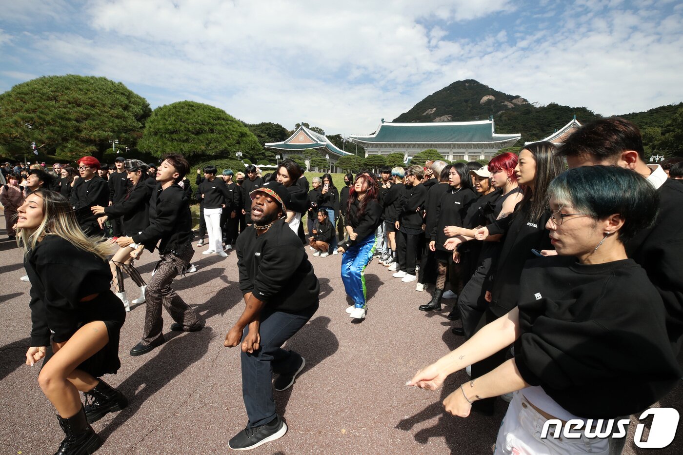 본문 이미지 - 세계 각국의 2022 케이팝(K-POP) 커버댄스 페스티벌 우승자들이 14일 서울 종로구 청와대에서 케이팝 음악에 맞춰 신나는 플래시몹 공연을 선보이고 있다. 2022.10.14/뉴스1 ⓒ News1 조태형 기자