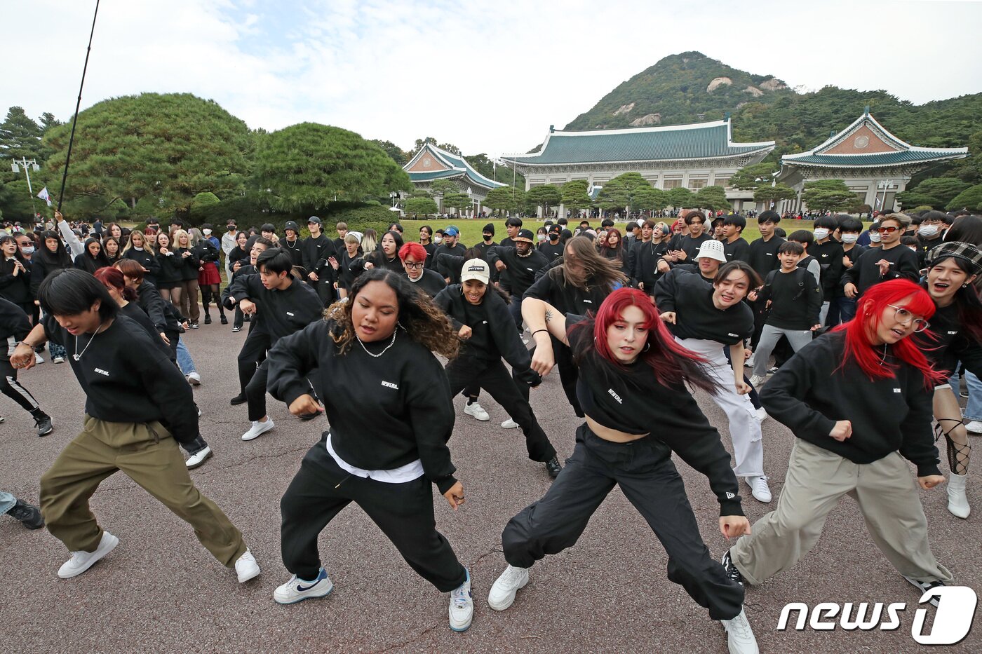 본문 이미지 - 세계 각국의 2022 케이팝(K-POP) 커버댄스 페스티벌 우승자들이 14일 서울 종로구 청와대에서 케이팝 음악에 맞춰 신나는 플래시몹 공연을 선보이고 있다. 2022.10.14/뉴스1 ⓒ News1 조태형 기자