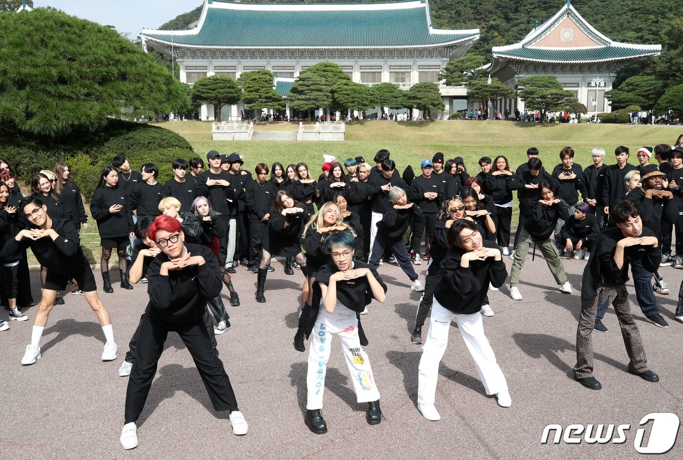 본문 이미지 - 세계 각국의 2022 케이팝(K-POP) 커버댄스 페스티벌 우승자들이서울 종로구 청와대에서 케이팝 음악에 맞춰 신나는 플래시몹 공연을 선보이고 있다.  2022.10.14/뉴스1 ⓒ News1  