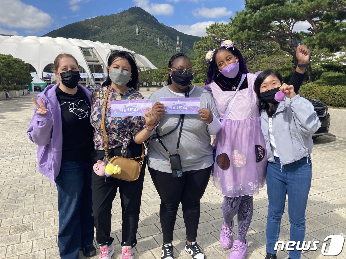 본문 이미지 - 방탄소년단(BTS)의  2030부산세계박람회 유치 기원 콘서트를 하루 앞둔 14일 오후 부산 연제구 부산아시아드주경기장 일대에 콘서트를 보기위해 모인 해외 아미팬들이 환하게 웃고 있다.2022.10.14/뉴스1 백창훈 기자 