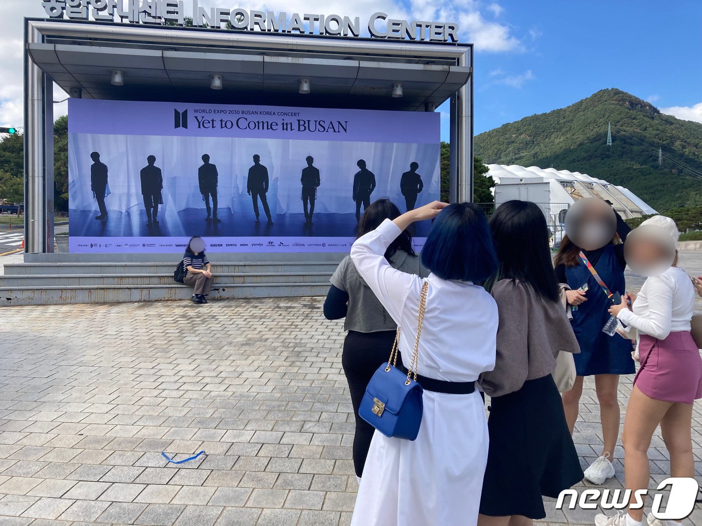 본문 이미지 - 부산 연제구 부산아시아드주경기장 인근 BTS로 꾸며진 종합안내센터 앞에서 BTS팬들이 사진을 찍고 있다.2022.10.14/뉴스1 ⓒ News1 백창훈 기자